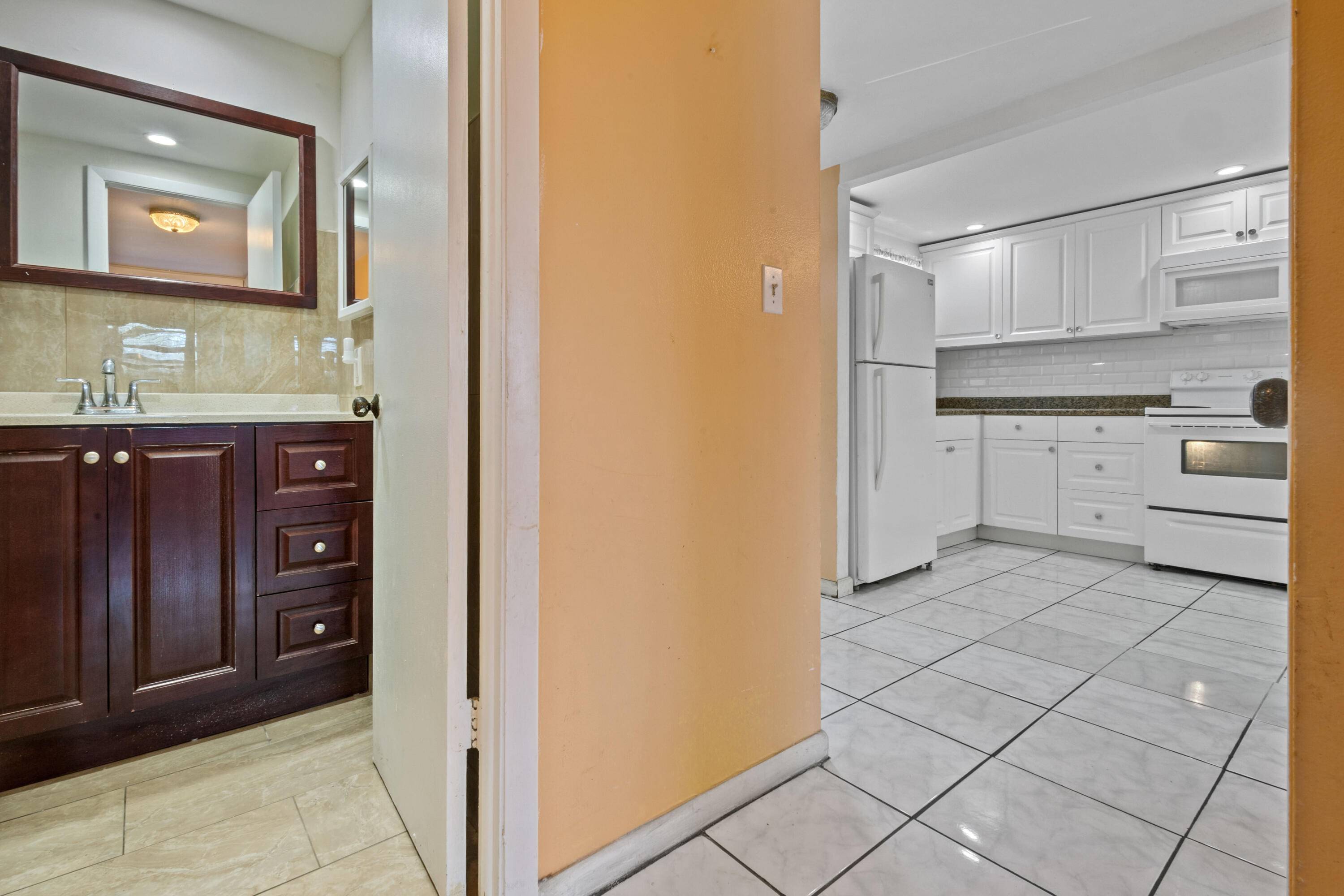 Welcome to your serene lakeside retreat in the heart of Sunrise Lakes !