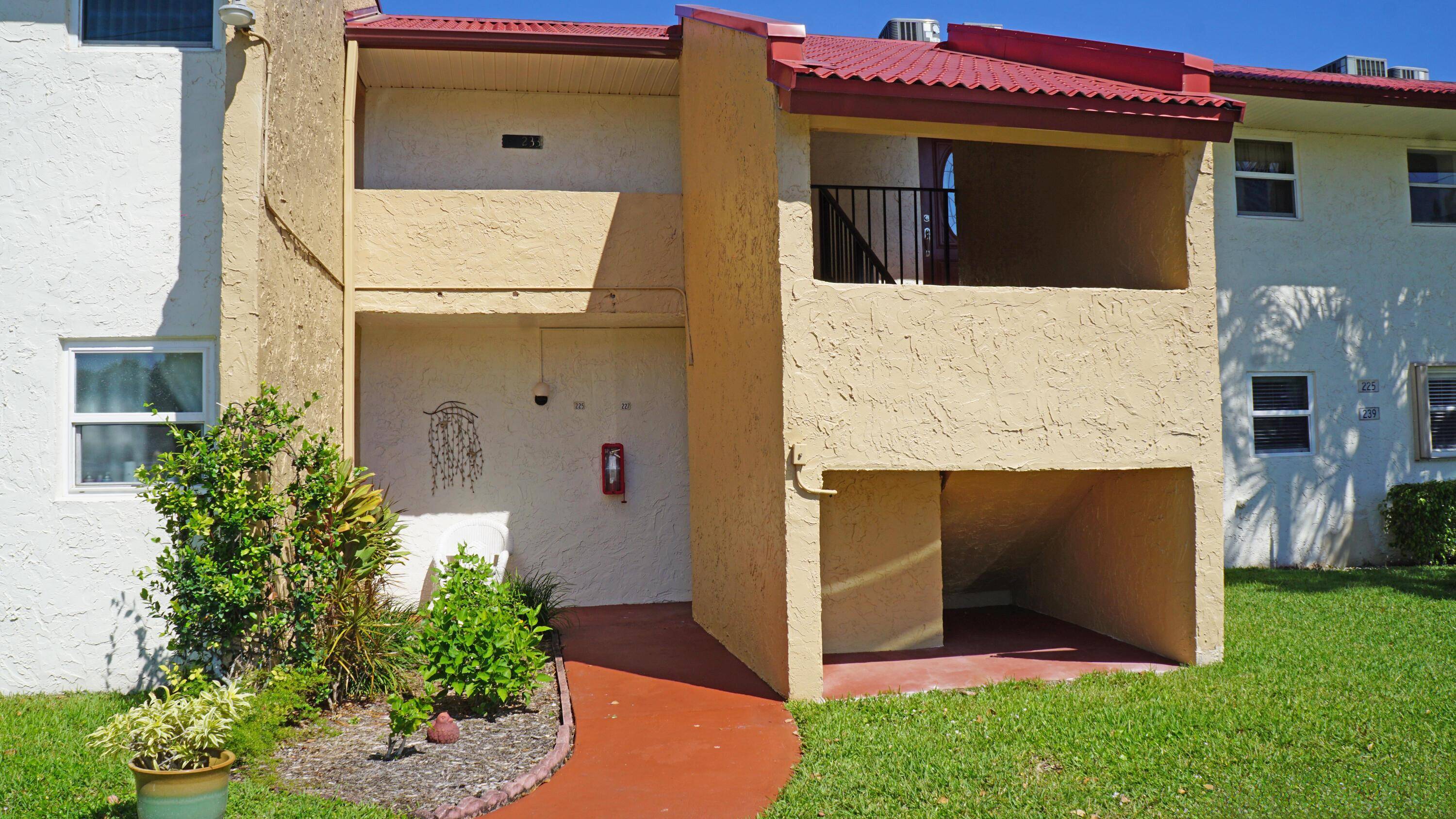 Beautifully updated 2 bedroom, 2 bathroom condo offering 976 square feet of modern living in the heart of West Palm Beach.