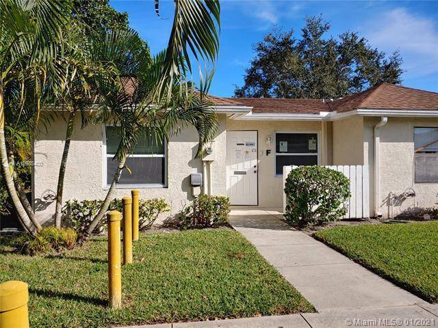1 1 Villa located in central area of West Palm Beach near shopping, beaches and airport.
