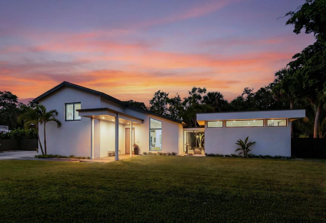 Welcome to Bella Luna a striking contemporary estate that embodies architectural brilliance, privacy, and refined luxury in the heart of Palm Beach Gardens.