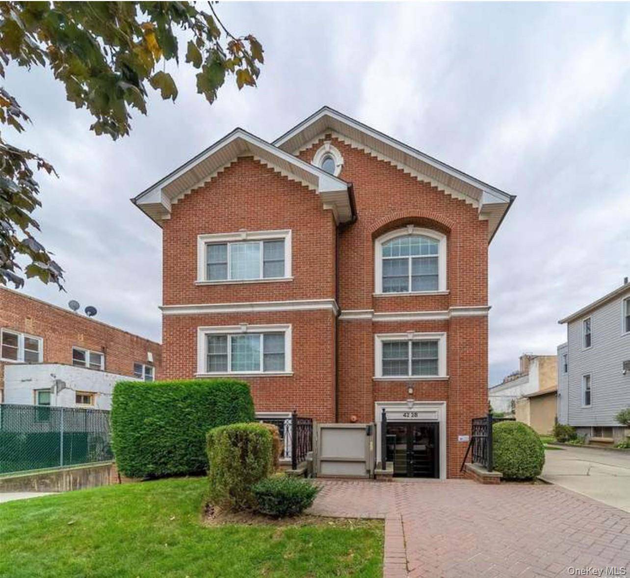 Absolutely unique and gorgeous 1, 458 sq ft duplex condo located in the heart of Bayside.