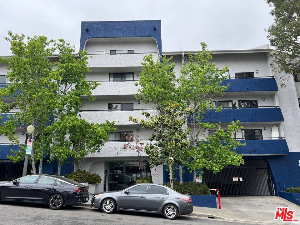 10982   Roebling Ave 1BR Westwood La