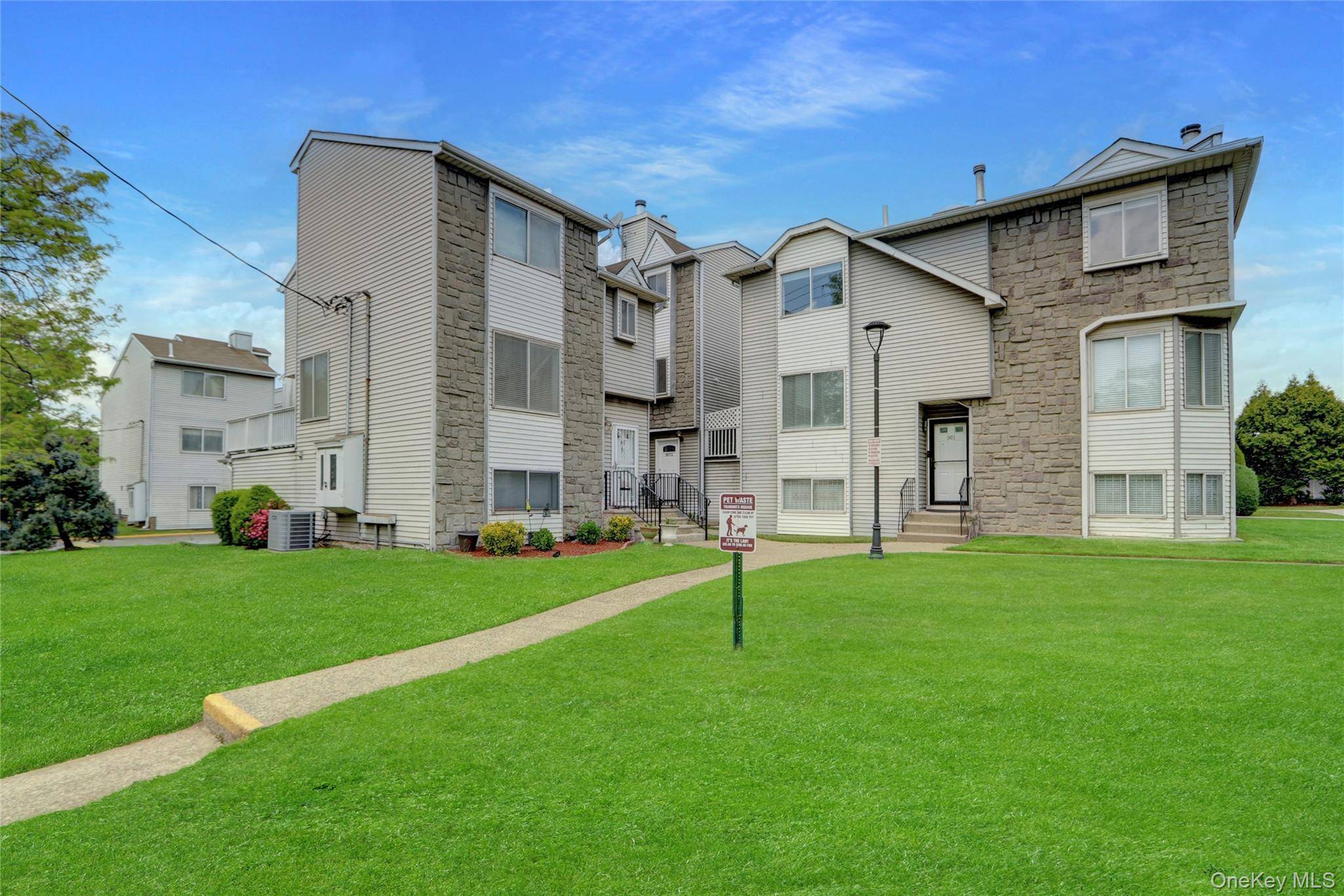 Move right in to this renovated Condo style home w 2 bedrooms, full bath w new kitchen and bath.