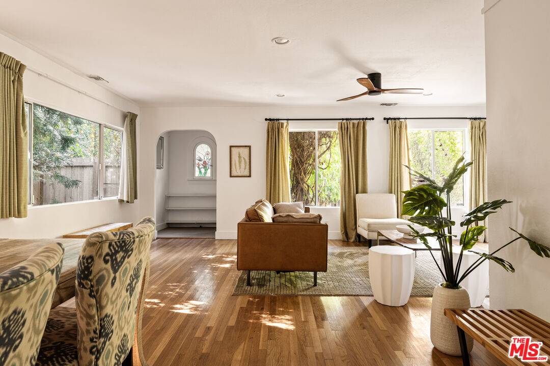 1026  N Laurel Ave 2BR Hollywood Hills East La