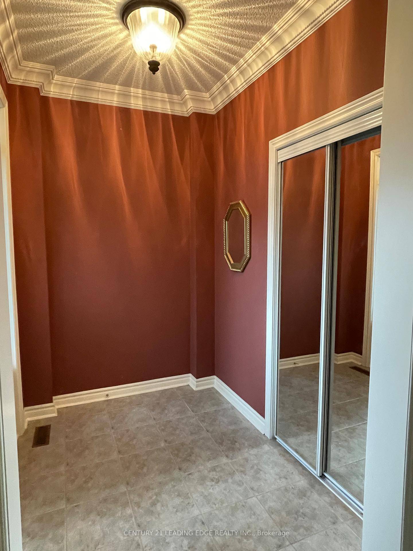 Rare Found Double Garage Bungalow Loft With Appox.