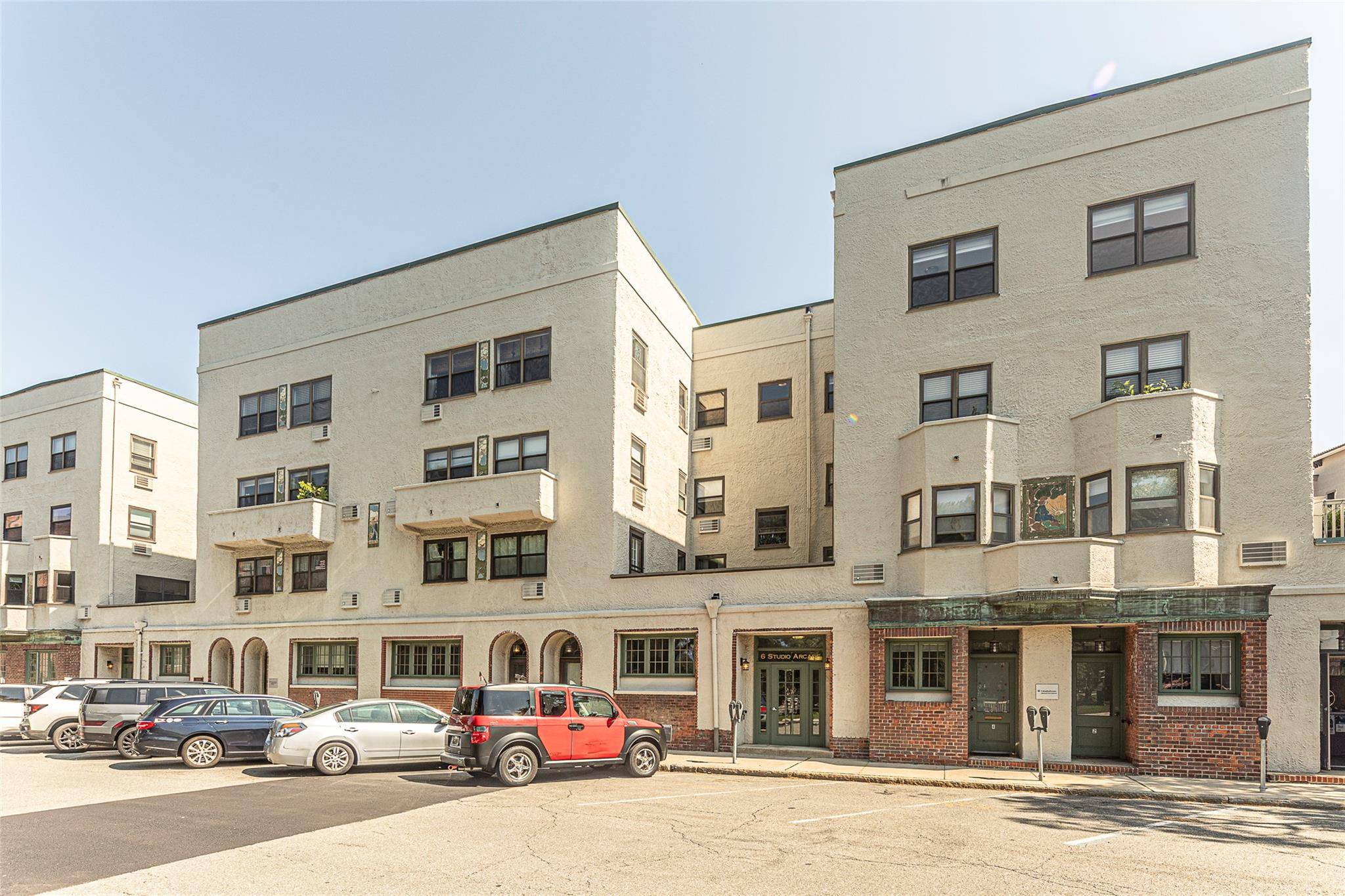 Commuter's Dream Apartment In Bronxville Village.
