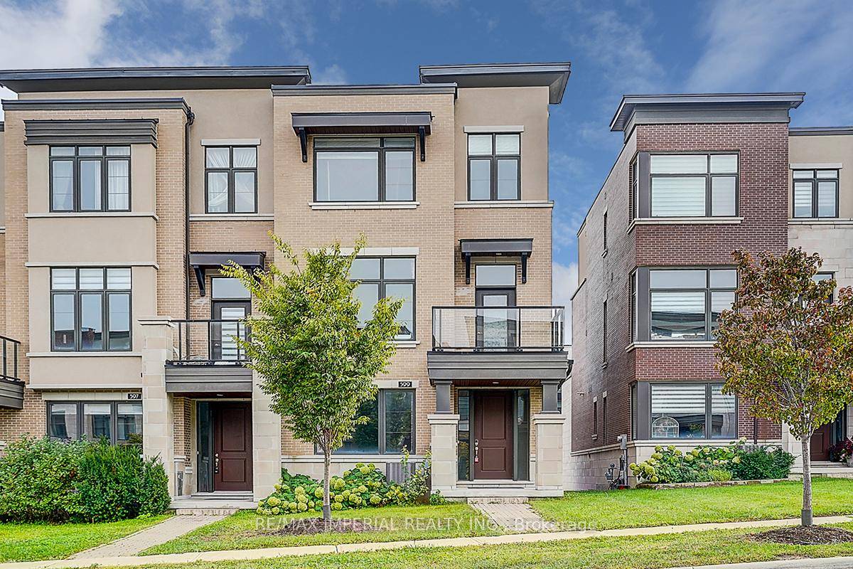 Client RemarksModern amp ; Luxurious 7 Year New End Unit Freehold Townhome, 2, 104 sq.
