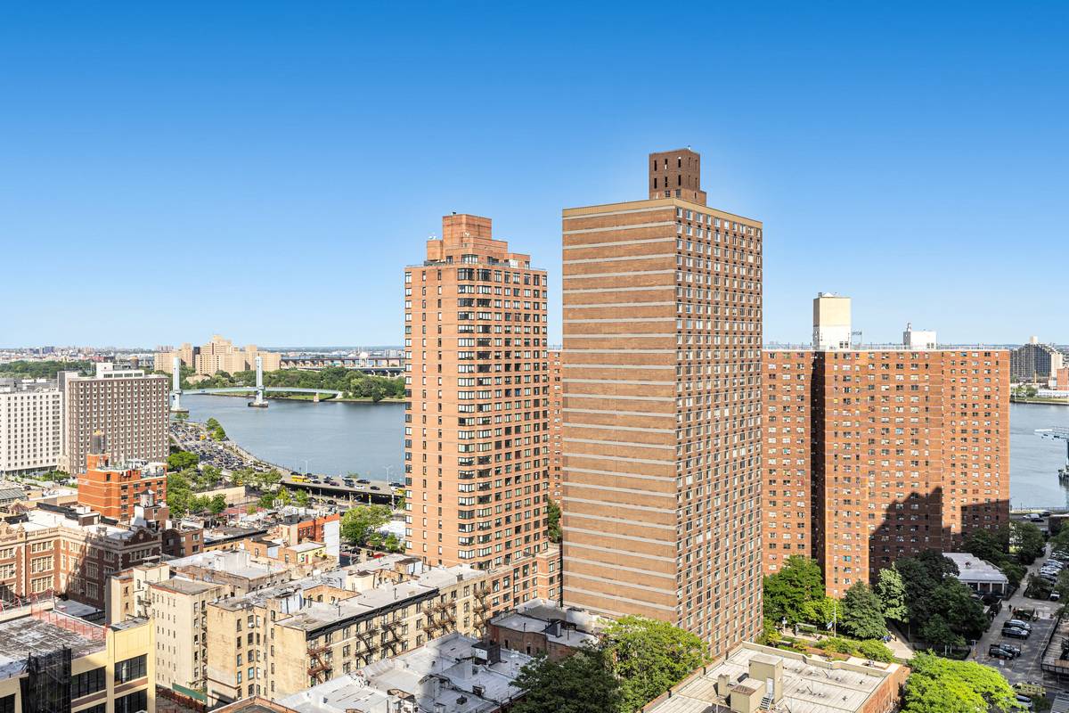 HIGH FLOOR ONE BEDROOM 2 BATH WITH AMAZING RIVER VIEWS !