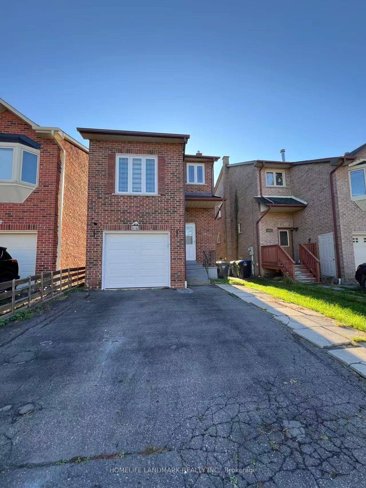 Mature Creditview Neighborhood ; Close to Shopping Centre, Plaza, Supermarket, Parks, Go Station ; Just A Few Minutes To Highway ; Good Size 3 Bedrooms House ; Spacious Main Floor ...