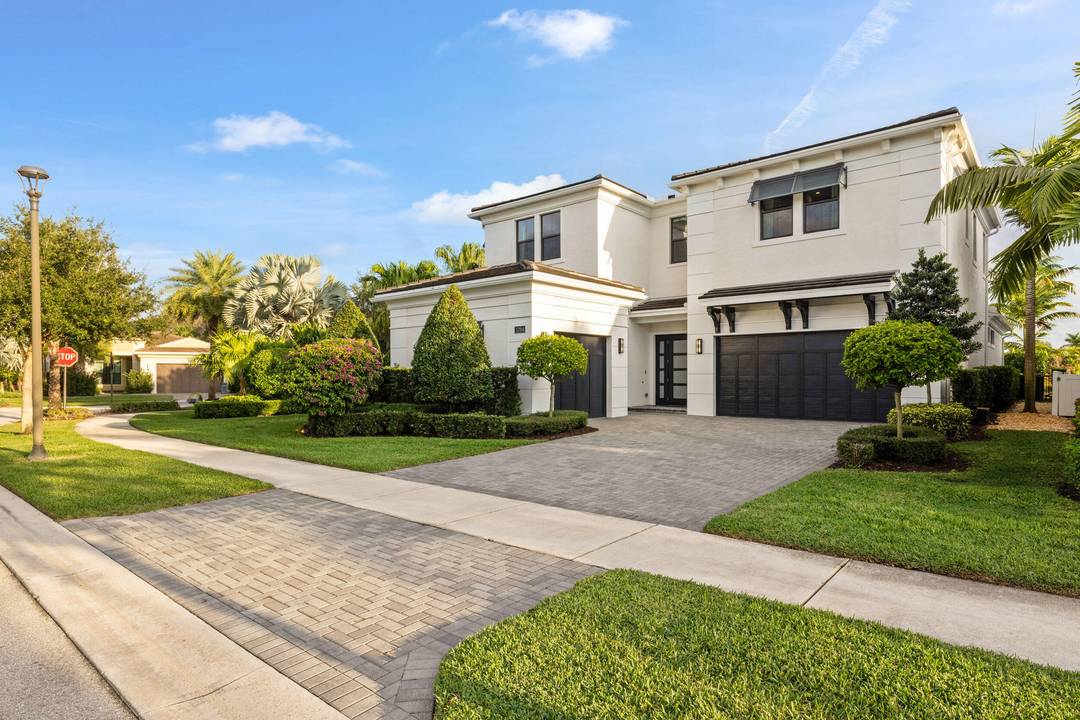 Stunning modern waterfront residence in Palm Beach Gardens offering 4 bedroom and 4 1 2 baths, fully furnished and impeccably decorated.