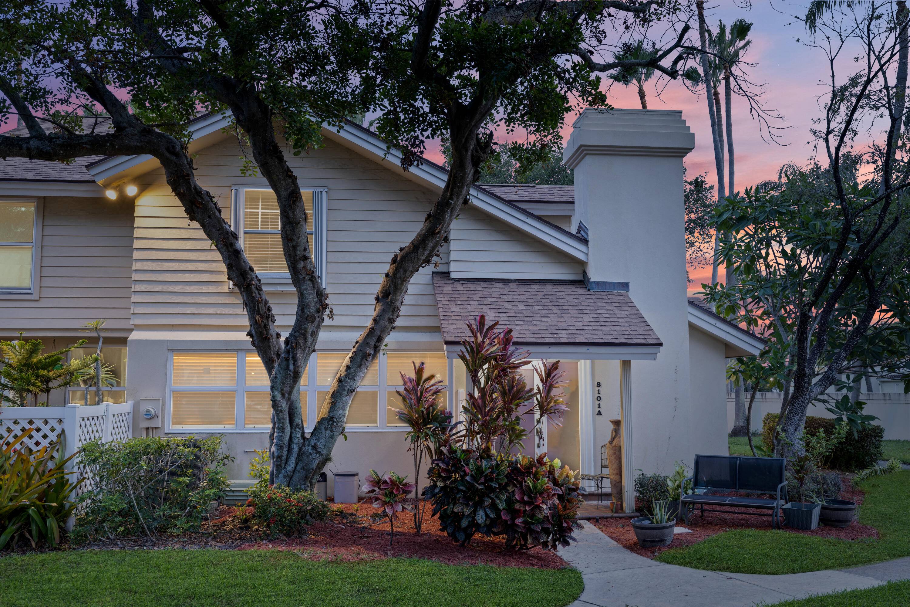 Welcome to Wellesley in the sought after community of Lake Clarke Shores.