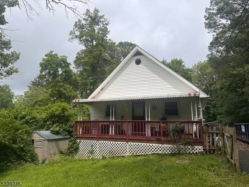 House on large level lot, beautiful neighborhood, close to lake and shopping.