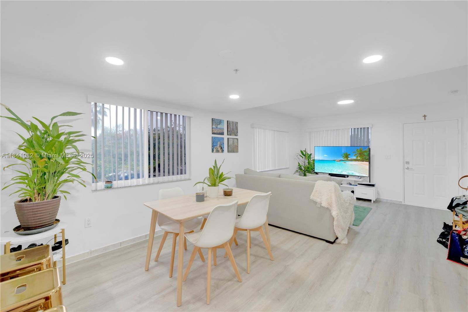 Spacious 2 Bedroom, 2. 5 Bathroom Townhome in Fontainebleau !