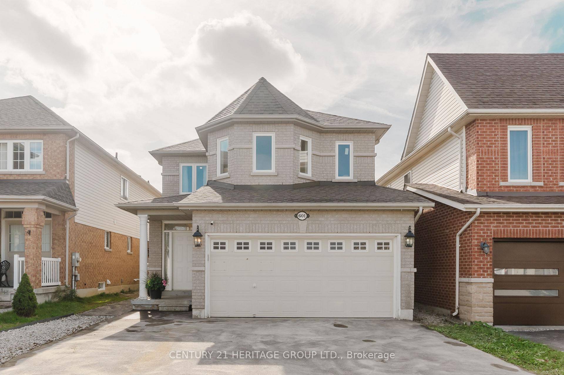 Welcome to 601 McBean Ave, located in Newmarket's prestigious Stonehaven community !