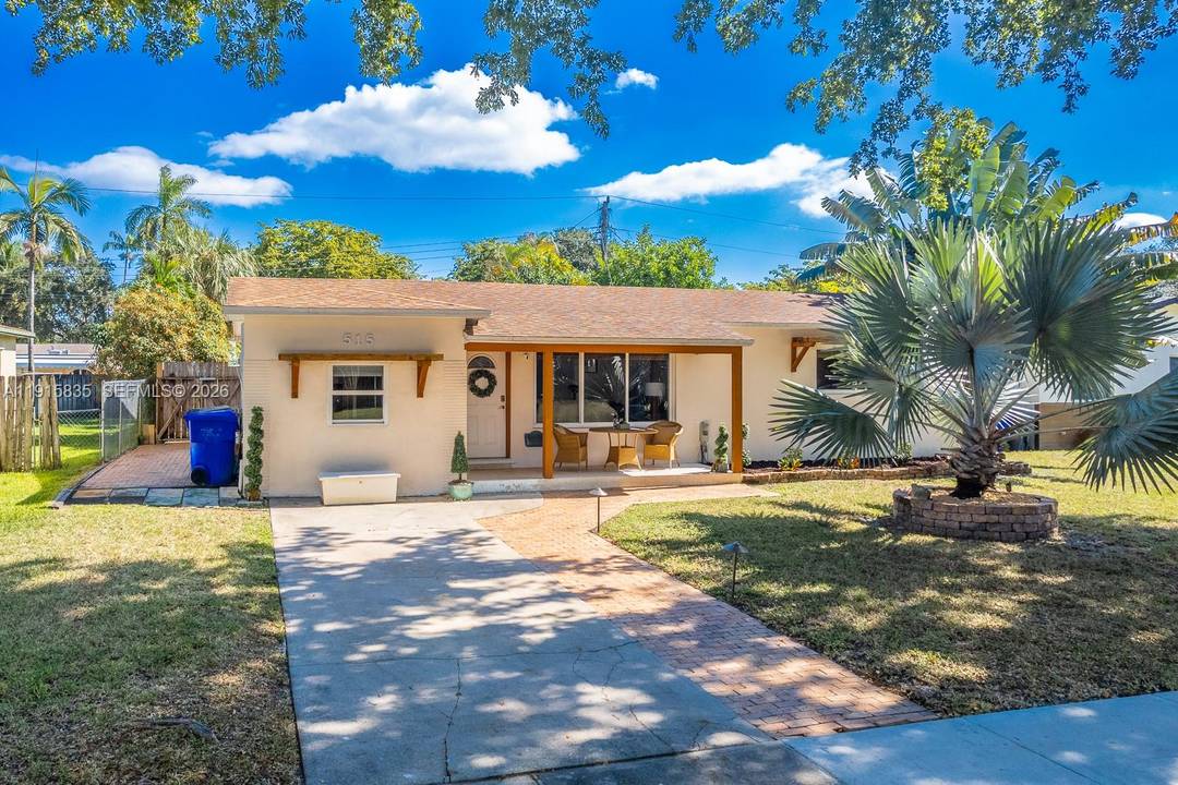 Welcome to your private tropical paradise in the heart of Hollywood s best kept secret Lawn Acres.