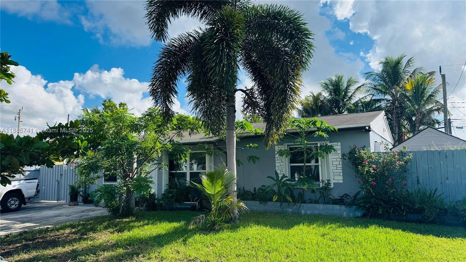 BEAUTIFUL HOME 2 BEDROOM, 1 BATH IN NORTH LAUDERDALE WITH A LARGE PRIVATE BACKYARD, IDEAL FOR GATHERINGS.
