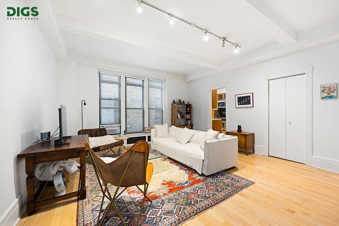 Oversized 1br 1ba with low maintenance on coveted Museum Block !