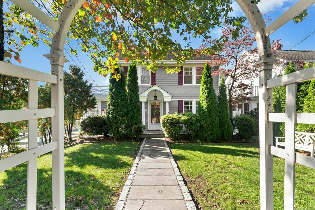 Charming 3 4 Bedroom Rental in Desirable Darien Water Community 5, 800 month Welcome to this inviting 3 4 bedroom, 2 full bathroom home in a sought after Darien water ...