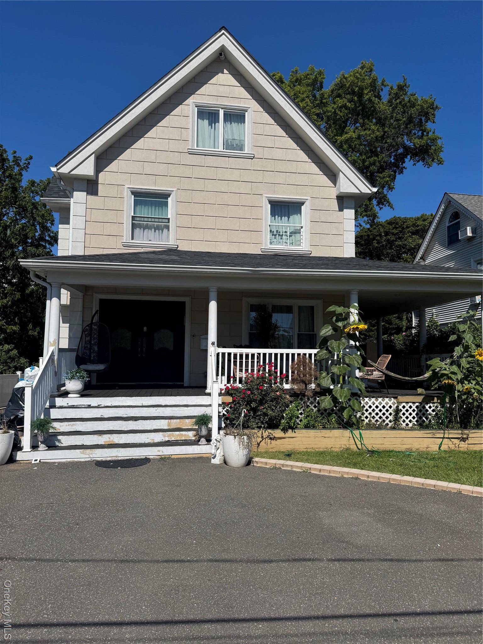 Amazing Home in Prime Hewlett Location !