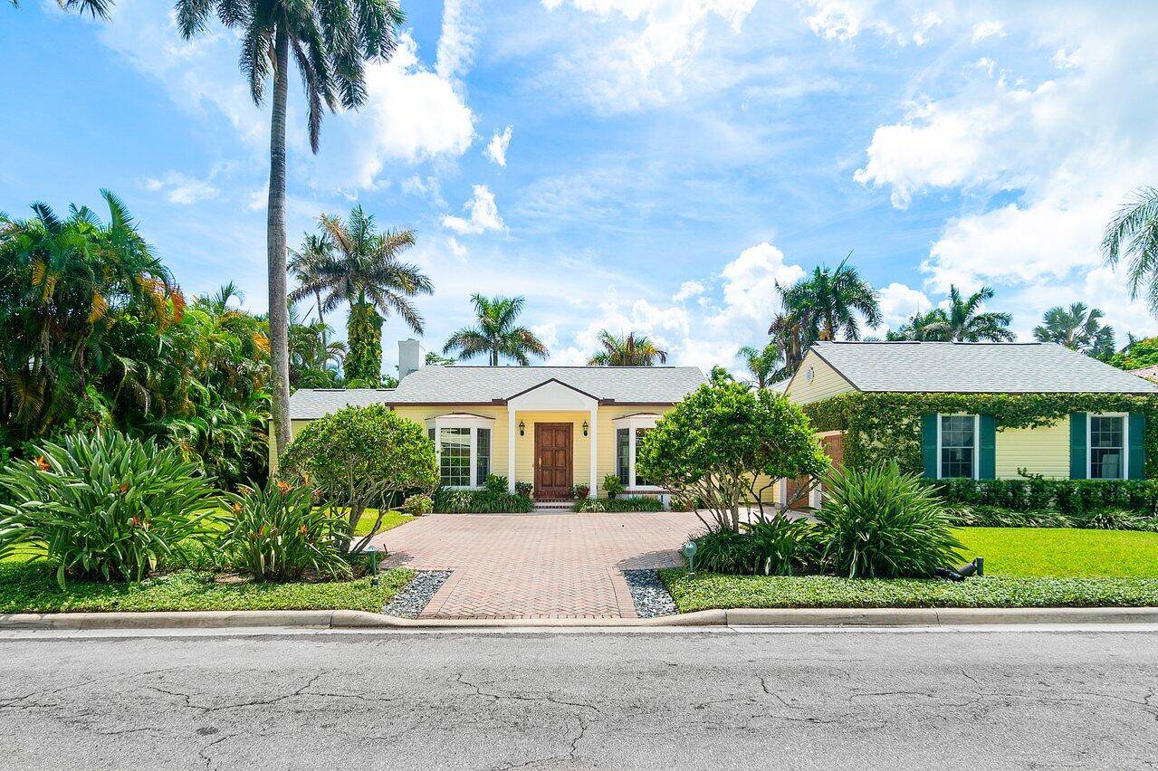 Experience the charm of Palm Beach on the North End in this lovely rental featuring 5 bedrooms, 4 bathrooms, a formal dining room, living room, and family room.