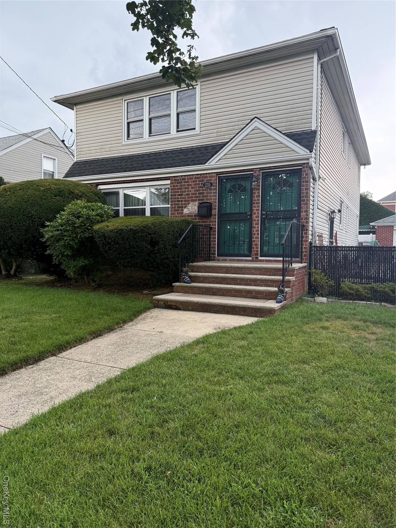 Beautiful 2 Bedroom Upper Level apartment.