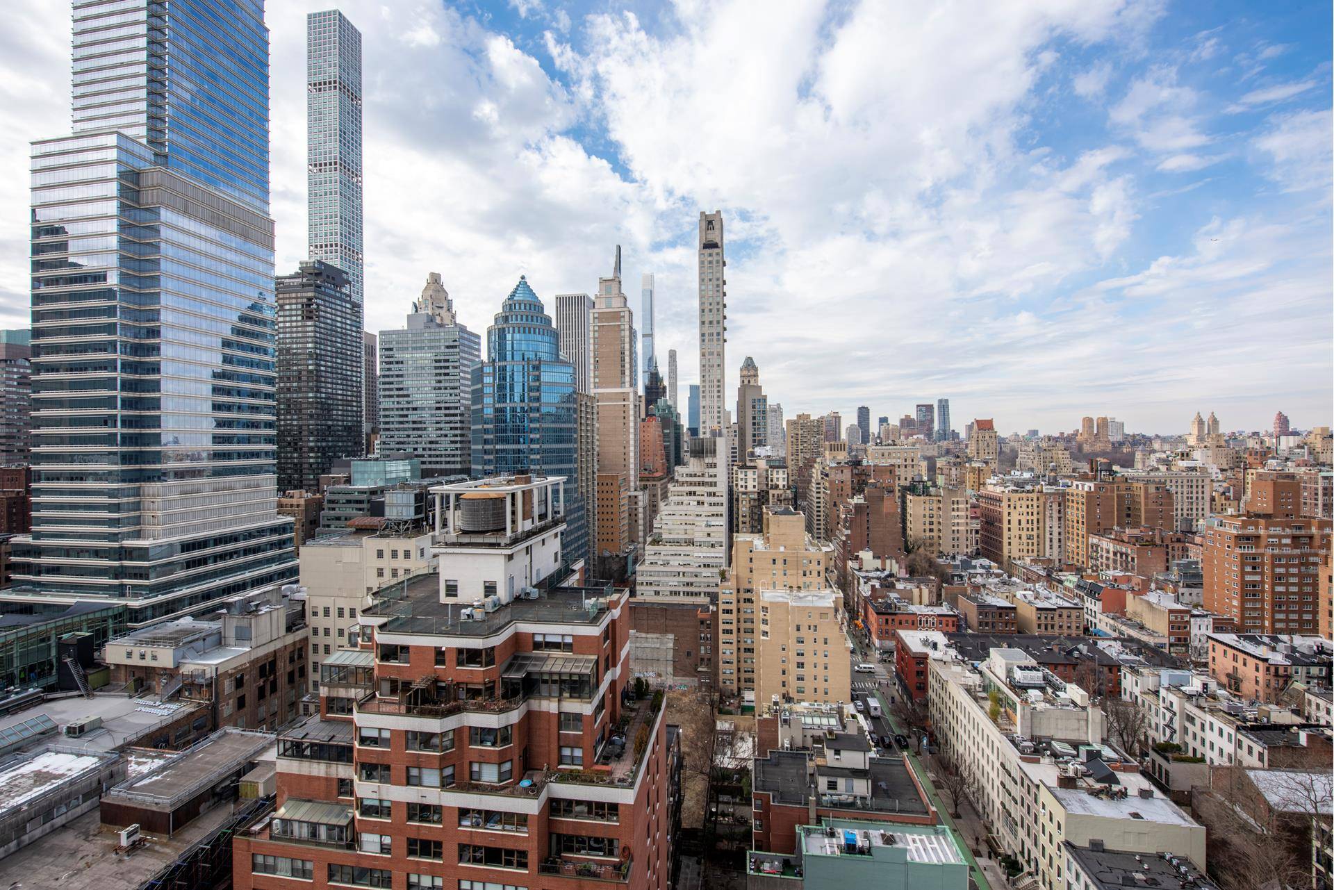 THE VIEWS AND LIGHT FROM THIS STUNNING 1500 SQFT Condo will take your breath away.