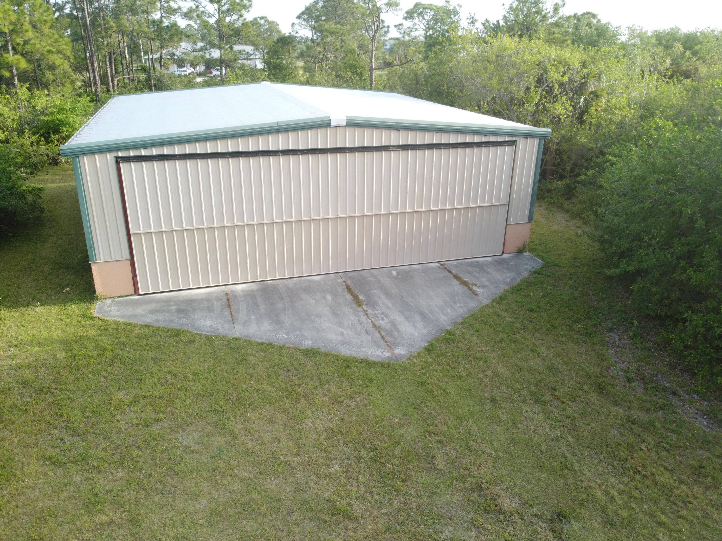 LOWEST PRICED AIRPARK PROP W HANGAR IN SOFLA.