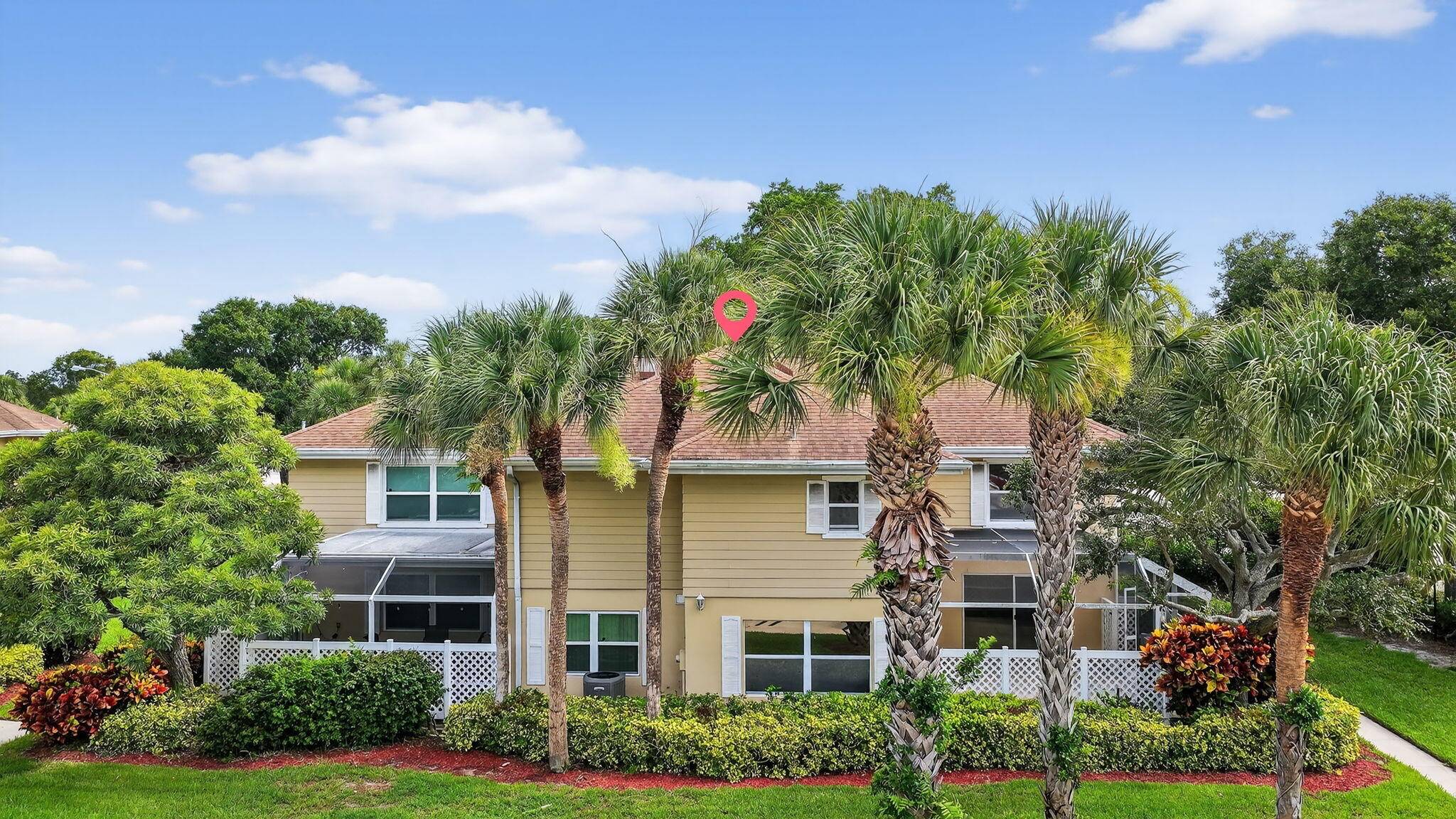 Discover this beautiful and well maintained townhouse in the heart of Boynton Beach !