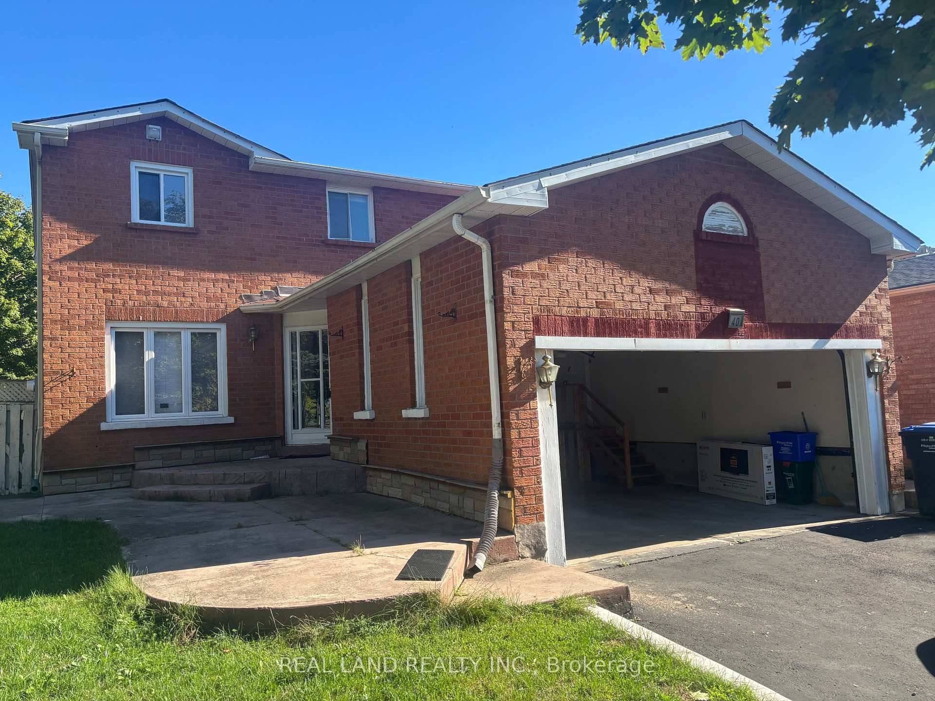 Spacious and Beautifully maintained 3 1 Bdr 3Washroom Above Ground unit with shared Laundry Facility and private entrance.