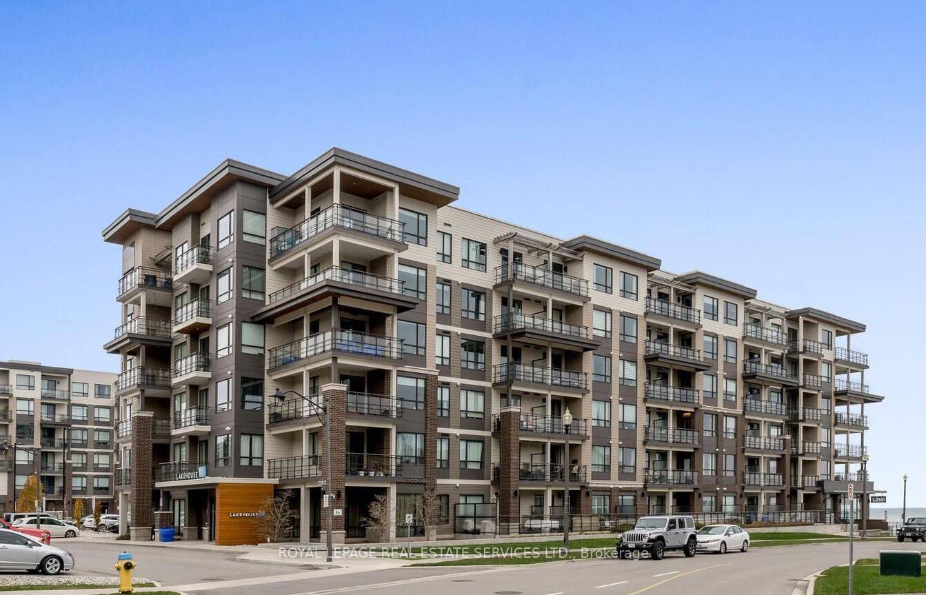 Luxury Lakefront Living at it's Finest !