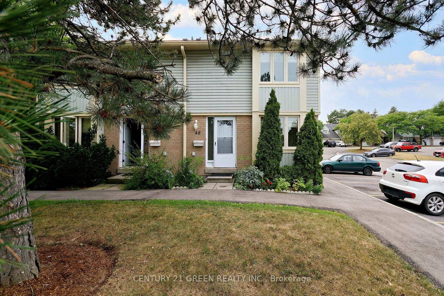 End Unit Townhome in Prime Mississauga Location !