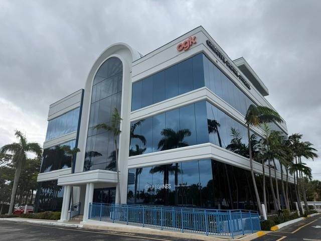 Beautiful, move in ready office space in a prime central Boca Raton location on US1.
