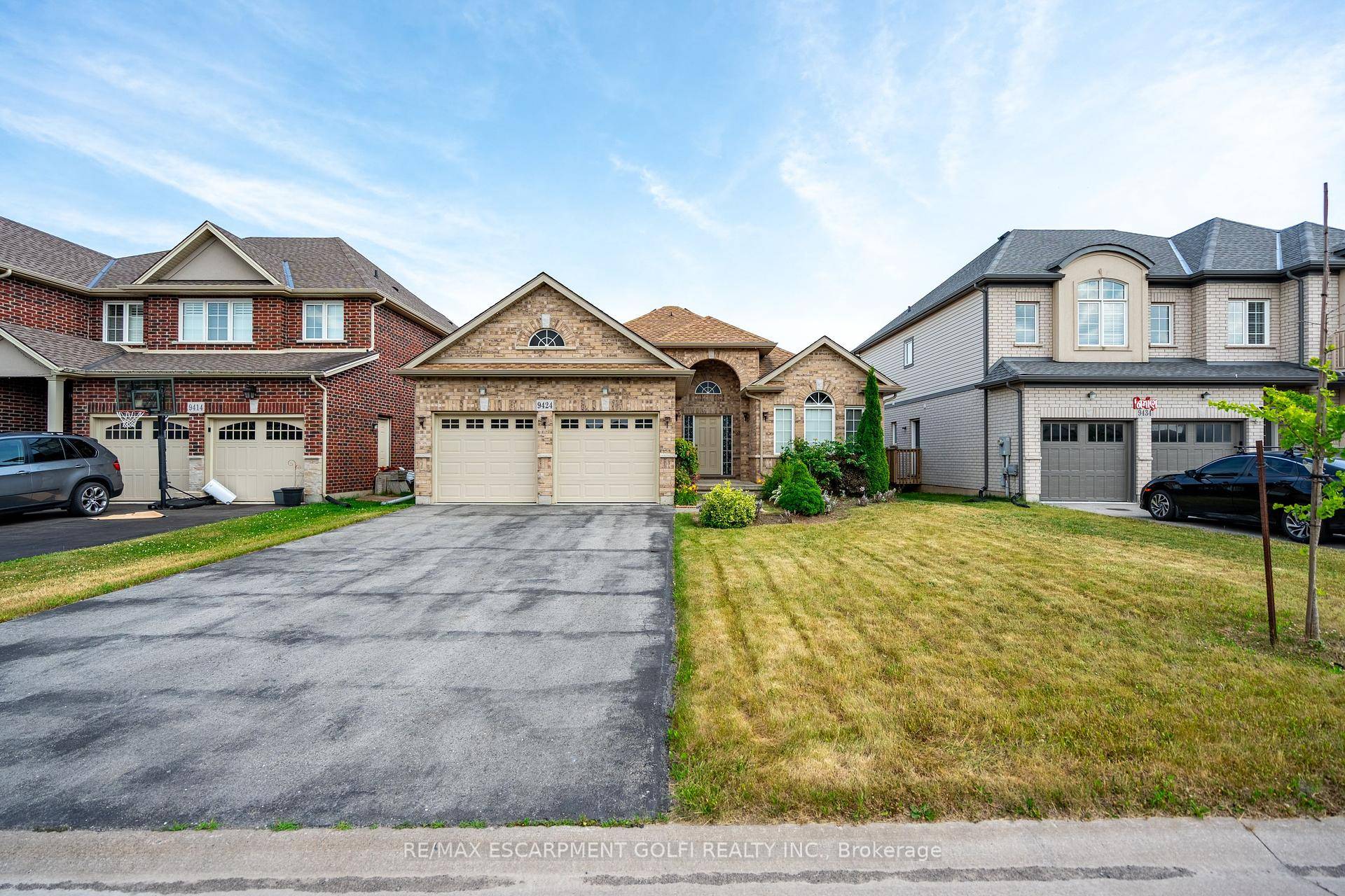Welcome to 9424 Shoveller Drive, a beautifully maintained 3 bed, 2 bath bungalow in the desirable Fernwood Estates community of Niagara Falls.