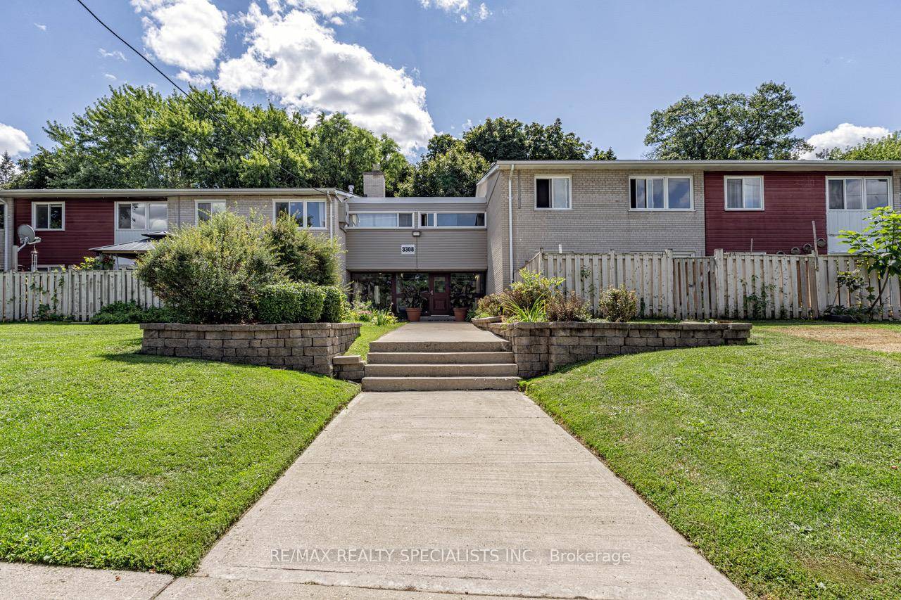 Prime Location In Central Mississauga.