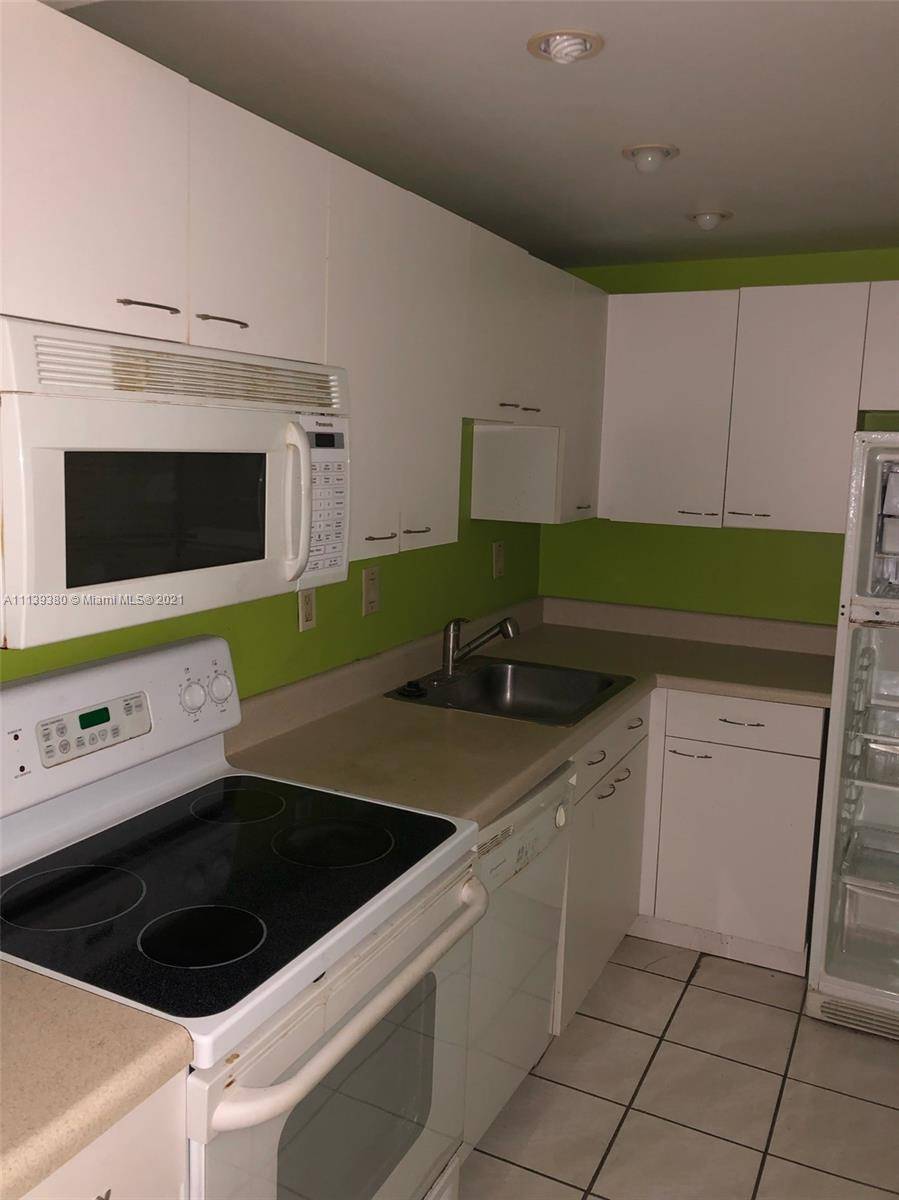 Beautiful 2 2 split floor plan, amazing a 40 foot balcony, crossing the whole apartment, access from both rooms and living area.