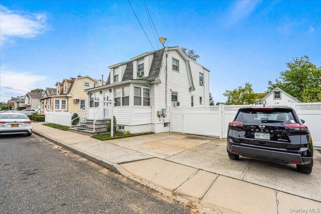 Excellent Single Family house located at the heart of Elmont, featuring 3 Bedrooms, 1 full Bathroom, and closets on the 2nd fl, Livingroom, Formal Dining, Kitchen and a half Bath ...