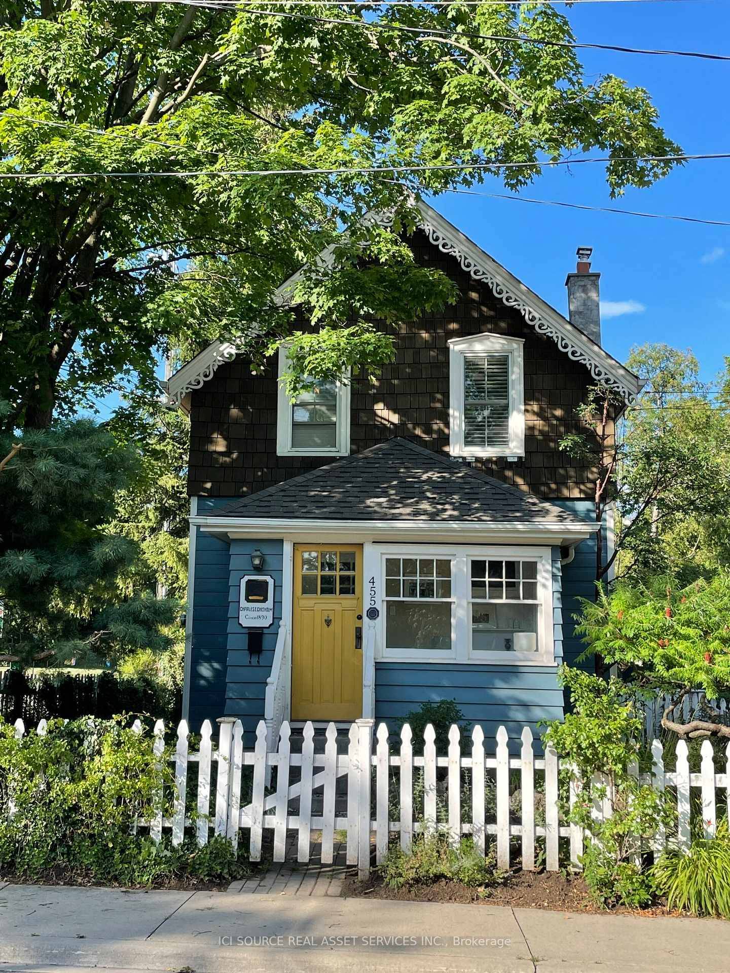 The Cottage House in downtown Burlington is a one of a kind furnished rental, with modern amenities and all the charm of a heritage home circa 1890.