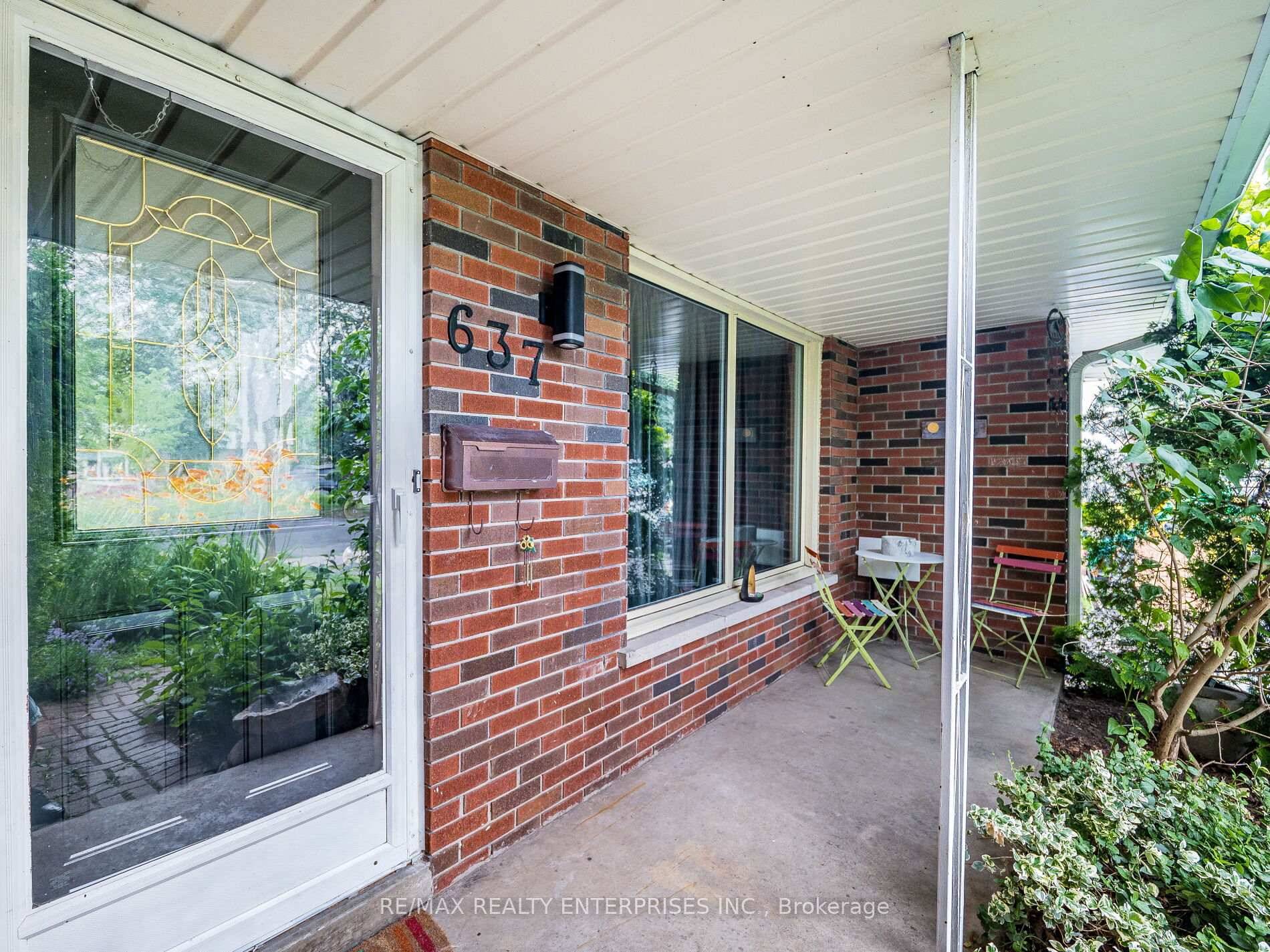 Welcome to 637 Artreva Crescent in the highly sought after Longmoor neighbourhood in South Burlington.
