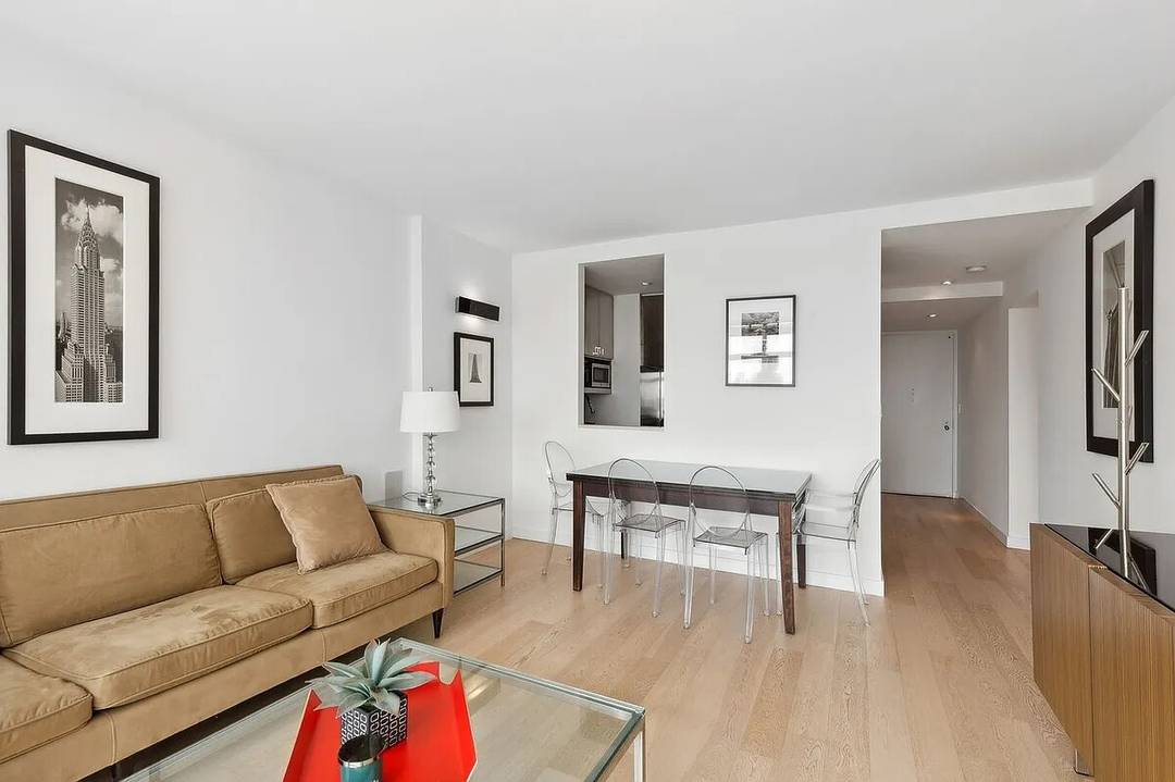 GREAT INVESTMENT EXCELLENT LEASE IN PLACE, MONTHLY NET CASH FLOW AFTER COMMON CHARGES AND REAL ESTATE TAXES 4, 000 This meticulously renovated sun filled one bedroom property located on the ...