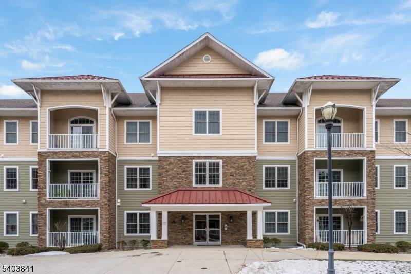 MOVE IN READY 2 BED 2 BATH BRANCHBURG CONDO CLOSE TO EVERYTHING !