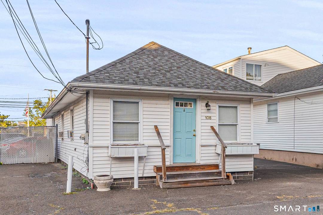 Enjoy all the activities of Fairfield Beach with this cosy cottage by the shore !