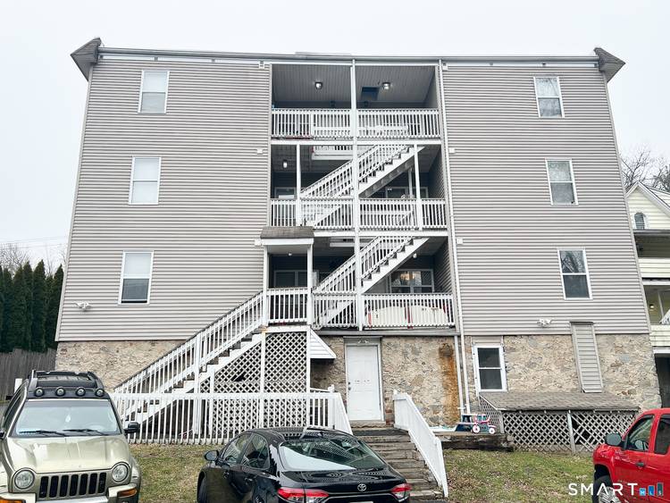 Rare 6 family investment opportunity in Ansonia.