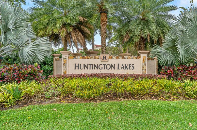 Come enjoy an active adult lifestyle at Huntington Lakes in this beautiful sought after lake view location.