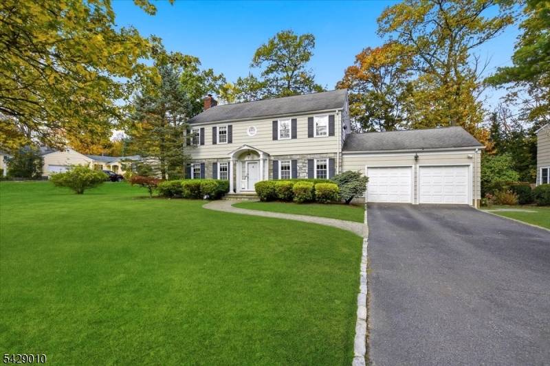 Set on a breathtaking 0. 39 acre property backing directly to the golf course, this home offers serene panoramic views, extraordinary privacy an unparalleled setting surrounded by multi million dollar ...