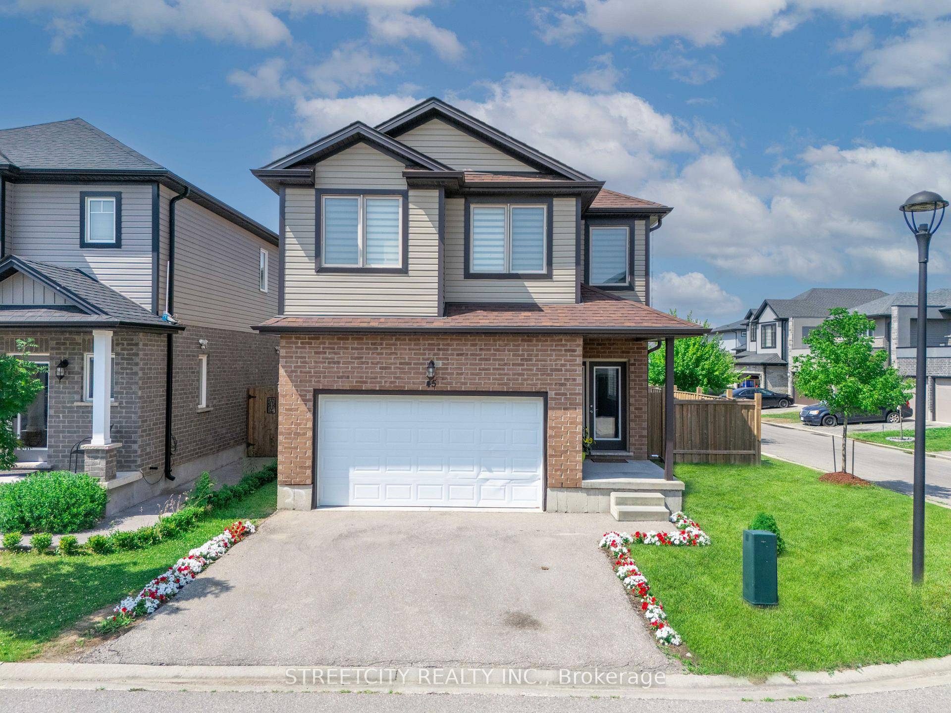 For Sale Spacious 3 Bedroom Detached Condo on a large Corner lot in South London Location !