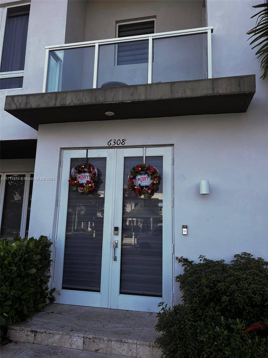 Welcome to this exquisite townhouse in the highly sought after Landmark at Doral !