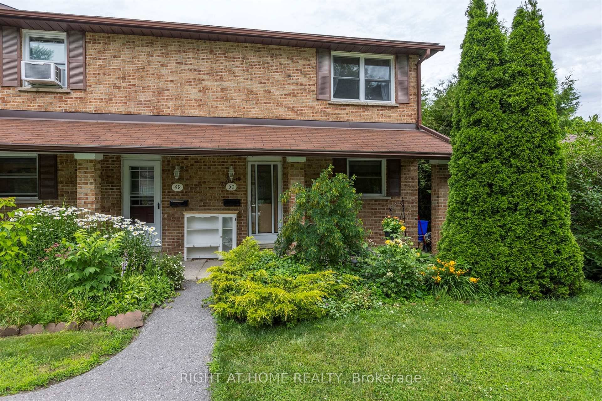 Available for Lease is this gorgeous, highly sought after corner unit facing Rochelle Court which is nestled on a quiet cul de sac.