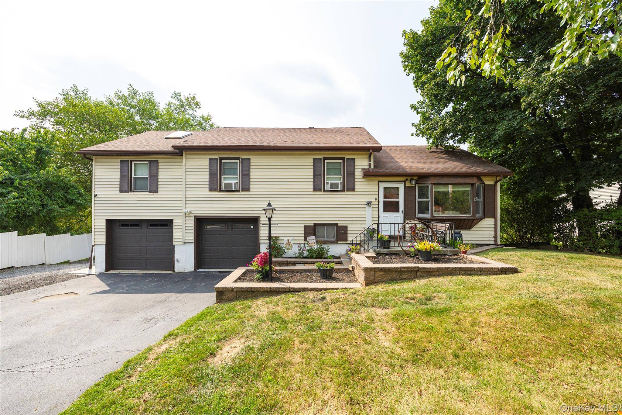 FULLY AVAILABLE ! Welcome HOME to this beautifully maintained split level featuring over 1600 sq ft with 3 bedrooms and 2 full bathrooms in Wappingers Falls.