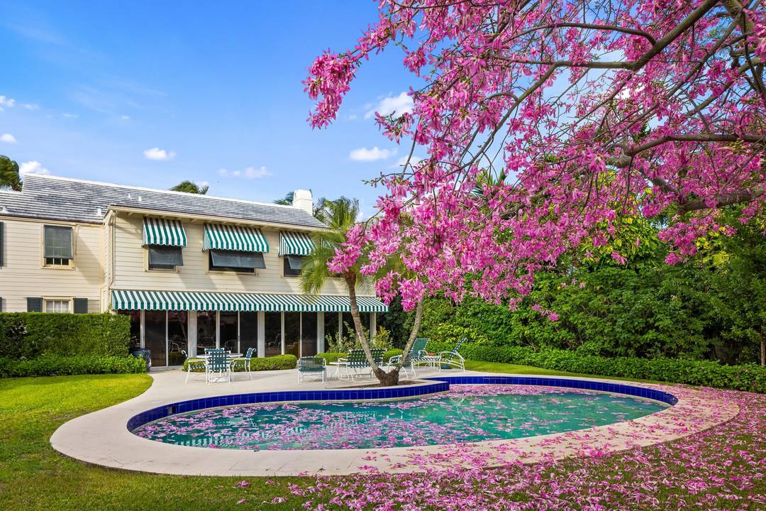 Fantastic 18, 700 square foot lot on Barton Avenue.