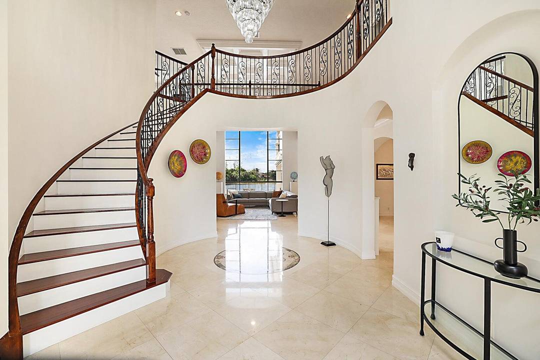 Newly renovated luxury primary bathroom and a brand new A C system set the tone for comfort andsophistication in this stunning waterfront estate, located in the highly sought after gated ...